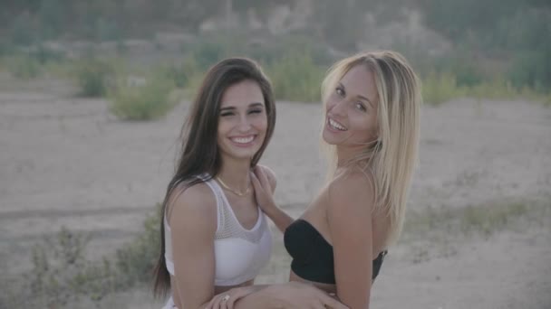 Lindas chicas sexy mostrando felicidad en vacaciones en verano en la playa primer plano — Vídeos de Stock