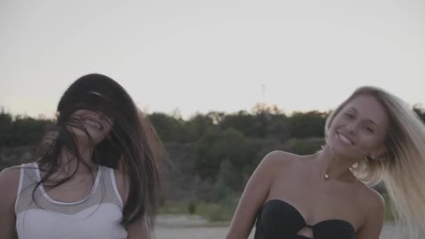 Meninas bonitas mostrando felicidade em férias no verão na praia closeup — Vídeo de Stock