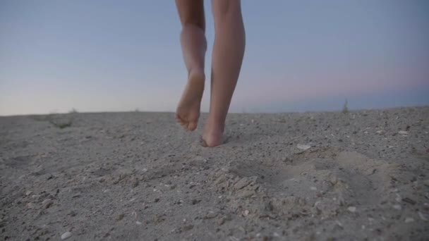 Donna a piedi nudi con gambe sexy passeggiate sulla spiaggia di sabbia — Video Stock