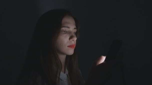 Νεαρή Γυναίκα Χρησιμοποιεί Smartphone Βράδυ Στο Σπίτι — Αρχείο Βίντεο