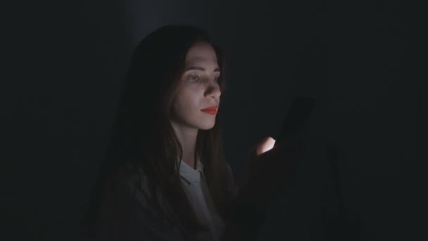 Giovane donna utilizza smartphone di notte a casa nella sua stanza . — Video Stock