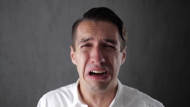 Πορτραίτο λυπημένο άνθρωπο που κλαίει με δάκρυα στα μάτια. Κατάθλιψη επιχειρηματίας κλάμα. Ο άνθρωπος σε απόγνωση. — Αρχείο Βίντεο