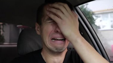 Arabada ağlayan üzgün umutsuz adam