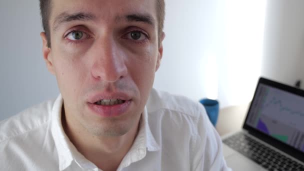 Sorgliga affärsman i förtvivlan med tårar i ansiktet tittar på kameran. Kollapsen av business. — Stockvideo