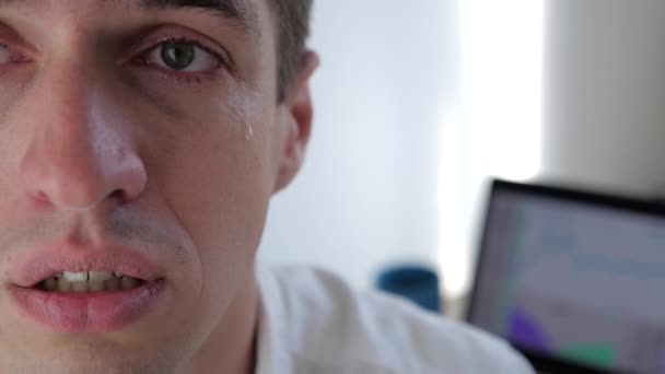 Homme d'affaires désespéré pleurant de larmes. L'effondrement des entreprises . — Video