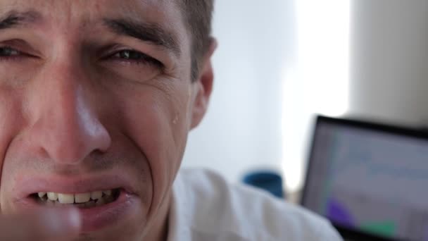 Επιχειρηματίας στην απελπισία που κλαίει με δάκρυα που καλύπτει το πρόσωπό του με το χέρι. Η κατάρρευση της επιχείρησης. — Αρχείο Βίντεο