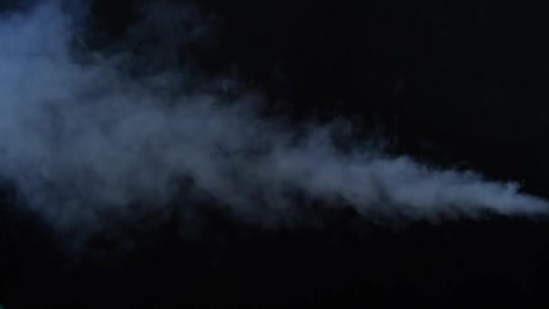 Ström av vit rök på en isolerad svart studio bakgrund. Rök abstrakt. Rök moln. Rökmaskin. Dimma bakgrund. — Stockvideo