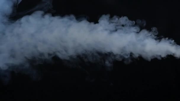 Καπνού σε μαύρο φόντο με μπλε φως. Επίδραση του καπνού. Μηχανή καπνού. Ομίχλη φόντο. — Αρχείο Βίντεο
