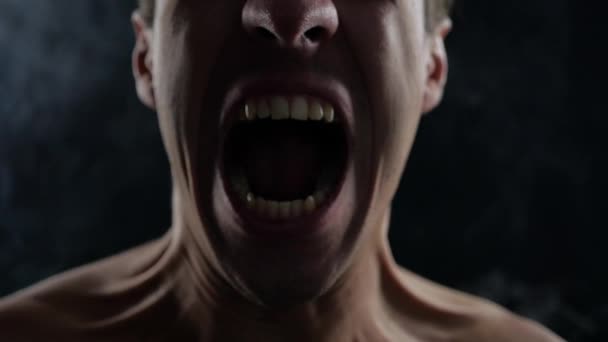Vicino uomo orrore urlare su nebbioso nebbioso sfondo — Video Stock