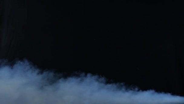 Nuvens de fumo realistas Nevoeiro. Nuvem de fumaça no fundo isolado preto em câmera lenta . — Vídeo de Stock
