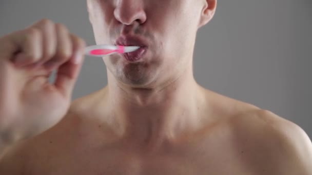 Muž se čistí zuby a trpí těžkou bolest zubů. Zubní problémy — Stock video