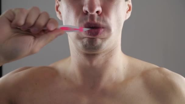 若い男は、彼の歯のブラシし、突然強い歯痛を感じる。歯の問題. — ストック動画