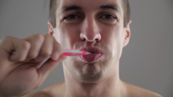 Primer Plano Del Hombre Cepillarse Los Dientes Baño Dejar Deporqueuso — Vídeos de Stock