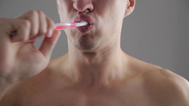 Ο άνθρωπος καθαρίζει τα δόντια του και πάσχει από σοβαρή πονόδοντο. Οδοντικά προβλήματα. Φθορά των δοντιών. — Αρχείο Βίντεο