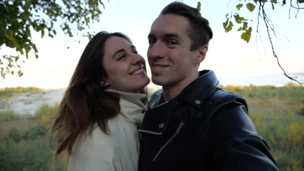 Jeune couple fait selfie dans le domaine et bisous — Video