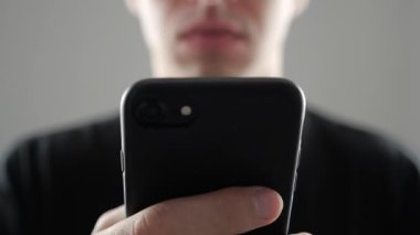 Akıllı telefon kullanan adam haber şok edici okur. Fena halde ve Scared şaşırır. Kötü haber.