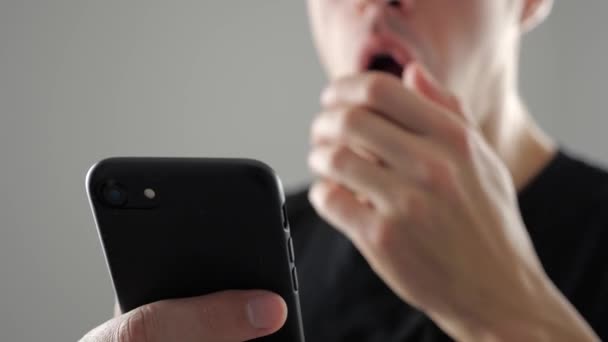 Mannen unpleasantly förvånade och chockade undersöker smartphone. Dåliga nyheter. — Stockvideo