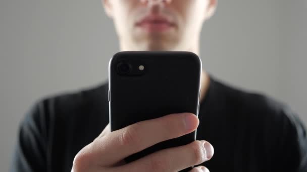 Close-up van jonge Man met Smartphone, surfen op Internet of het verifiëren van sociale netwerken — Stockvideo