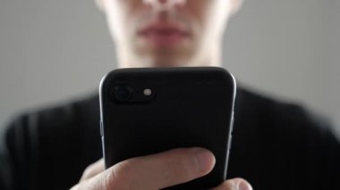 Adam kötü bir şok edici haberler içeren bir ileti alır. Scared ve üzgün olduğunu... Kötü haber.