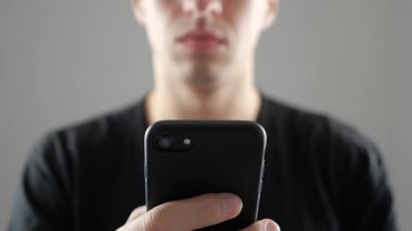 Adam kötü bir şok edici haberler içeren bir ileti alır. Scared ve üzgün olduğunu... Kötü haber.