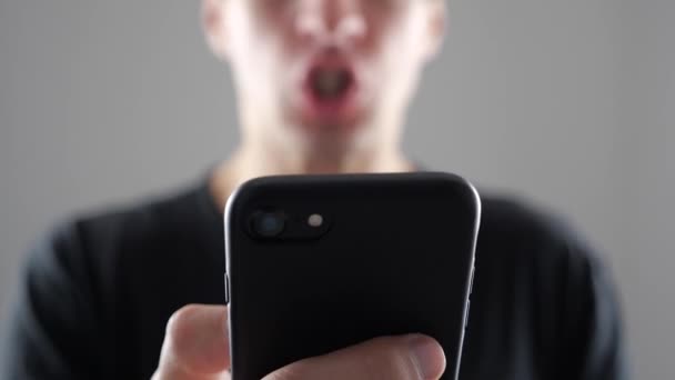 Angry Man via Smartphone. Woedend schreeuwen man met smartphone in de hand — Stockvideo