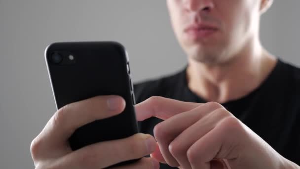 Angry Man Using Smartphone. Furious yelling man with smartphone in hand — Stock Video