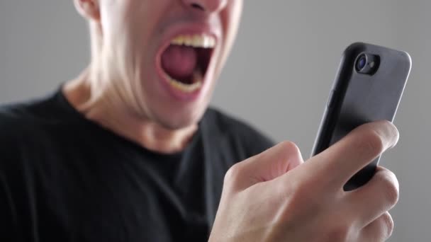 Angry Man via Smartphone. Woedend schreeuwen man met smartphone in de hand — Stockvideo