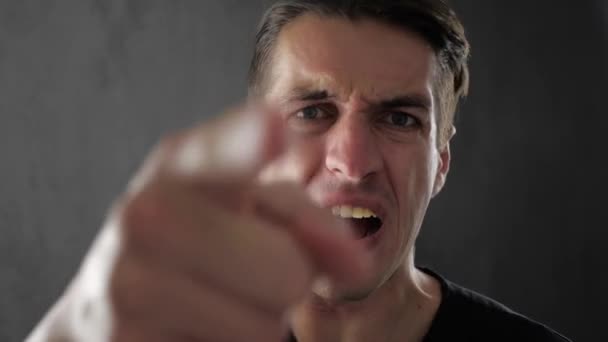 Angry Man schreeuwen en het uiten van woede en onenigheid. — Stockvideo