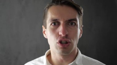 Çığlık ve şiddetle tehdit kızgın işadamı Close-up