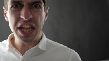 Çığlık ve şiddetle tehdit kızgın işadamı Close-up