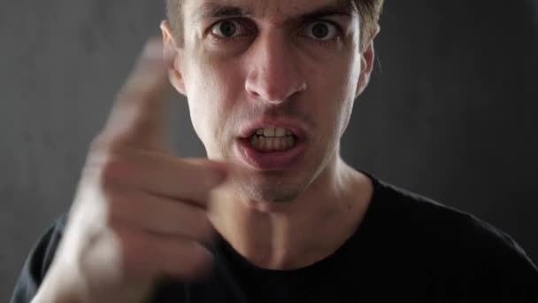 Nahaufnahme eines wütenden Mannes, der heftig schreit und mit Gewalt droht — Stockvideo