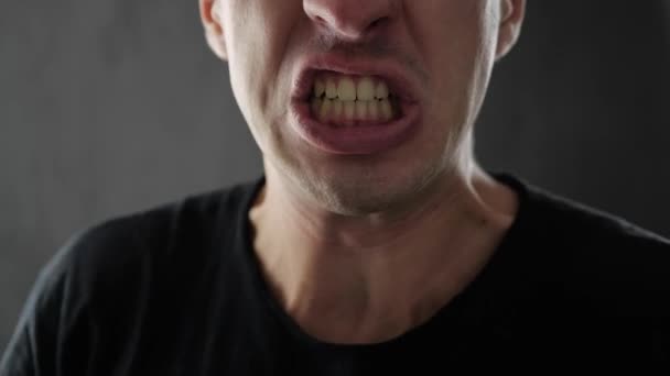 Primo piano di uomo arrabbiato urla violentemente e minaccia con violenza — Video Stock