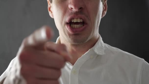 Homme en colère criant et exprimant colère et désaccord. Homme d'affaires exprimant colère et frustration à la caméra — Video