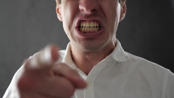 Closeup των θυμωμένος επιχειρηματίας βίαια ουρλιάζοντας και απειλεί με βία — Αρχείο Βίντεο