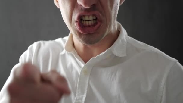 Hombre enojado gritando y expresando enojo y desacuerdo. Empresario expresando enojo y frustración a la cámara — Vídeo de stock