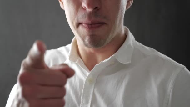 Primer plano del hombre de negocios enojado gritando y amenazado con violencia — Vídeo de stock