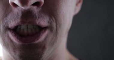 Kapa çeneni kadar kızgın adam azarlama. Tehlike şiddeti. 4k 10-bit