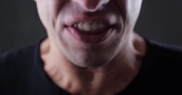 Kızgın bir adam Close-up çığlık atıyor ve hakaret ve şiddetle tehdit ediyor. 4k 10-bit — Stok video