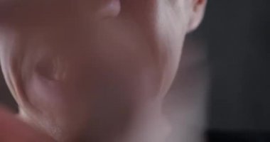 Kapa çeneni kadar kızgın adam azarlama. Tehlike şiddeti. 4k 10-bit