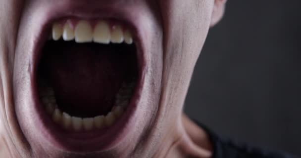 Закрити рот зла людина кричали. Небезпеку насильства. 4 к 10 біт — стокове відео