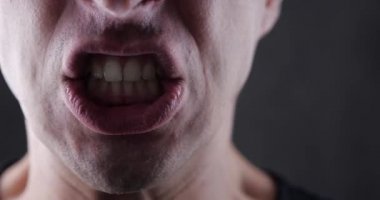 Kapa çeneni kadar kızgın adam azarlama. Tehlike şiddeti. 4k 10-bit