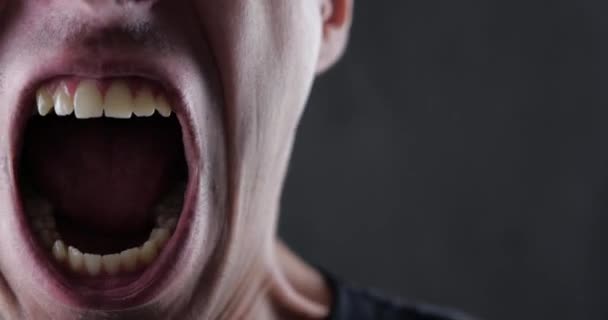 Cierra la boca del Hombre Enojado gritando. Peligro Violencia — Vídeo de stock