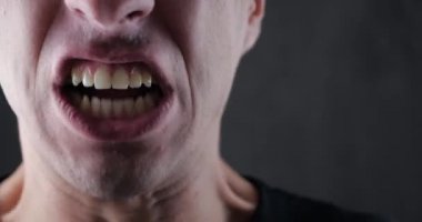 Kapa çeneni kadar kızgın adam azarlama. Tehlike şiddeti. 4k 10-bit
