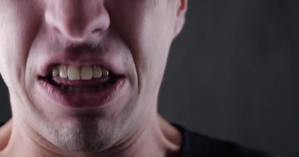 Fermez la bouche de Angry Man qui crie. Danger Violence. 4K 10 bits — Video