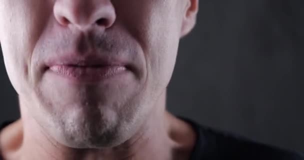 Mund zu, Mund auf, wütender Mann schreit. Gefahr Gewalt. 4k 10-bit — Stockvideo