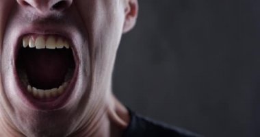 Kızgın Adam 'ın ağzını kapat ve bağır. Tehlike Şiddeti