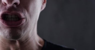 Kapa çeneni kadar kızgın adam azarlama. Tehlike şiddeti. 4k 10-bit