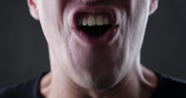 Sluit je mond van Boze Man schreeuwend. Gevaarlijk geweld — Stockvideo