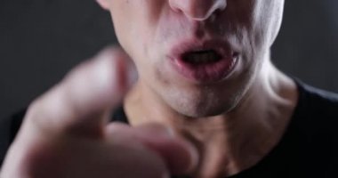 Kapa çeneni kadar kızgın adam azarlama. Tehlike şiddeti. 4k 10-bit
