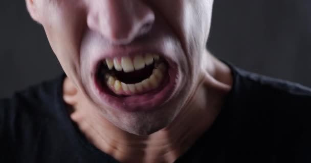 Κλείστε το στόμα της κραυγής θυμωμένος άνθρωπος. Κίνδυνος βίας. 4k 10-bit — Αρχείο Βίντεο